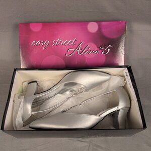 Easy Street -- Alive 5, Size 7.5, Silver Sat, Moonlight
